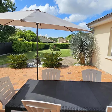 Hébergement de vacances Maison Plain-pied à Royan: 3 Chambres, Terrasse, Proche Plages, Calme Sur Terrain De 500 M² - Fr-1-71-106 Royan