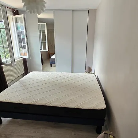 Hébergement de vacances Maison Plain-pied à Royan: 3 Chambres, Terrasse, Proche Plages, Calme Sur Terrain De 500 M² - Fr-1-71-106