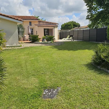 Maison Plain-pied à Royan: 3 Chambres, Terrasse, Proche Plages, Calme Sur Terrain De 500 M² - Fr-1-71-106 * Royan